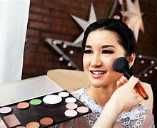 Featured image for Cara Membuat Gaya Makeup yang Sesuai untuk Acara Siang